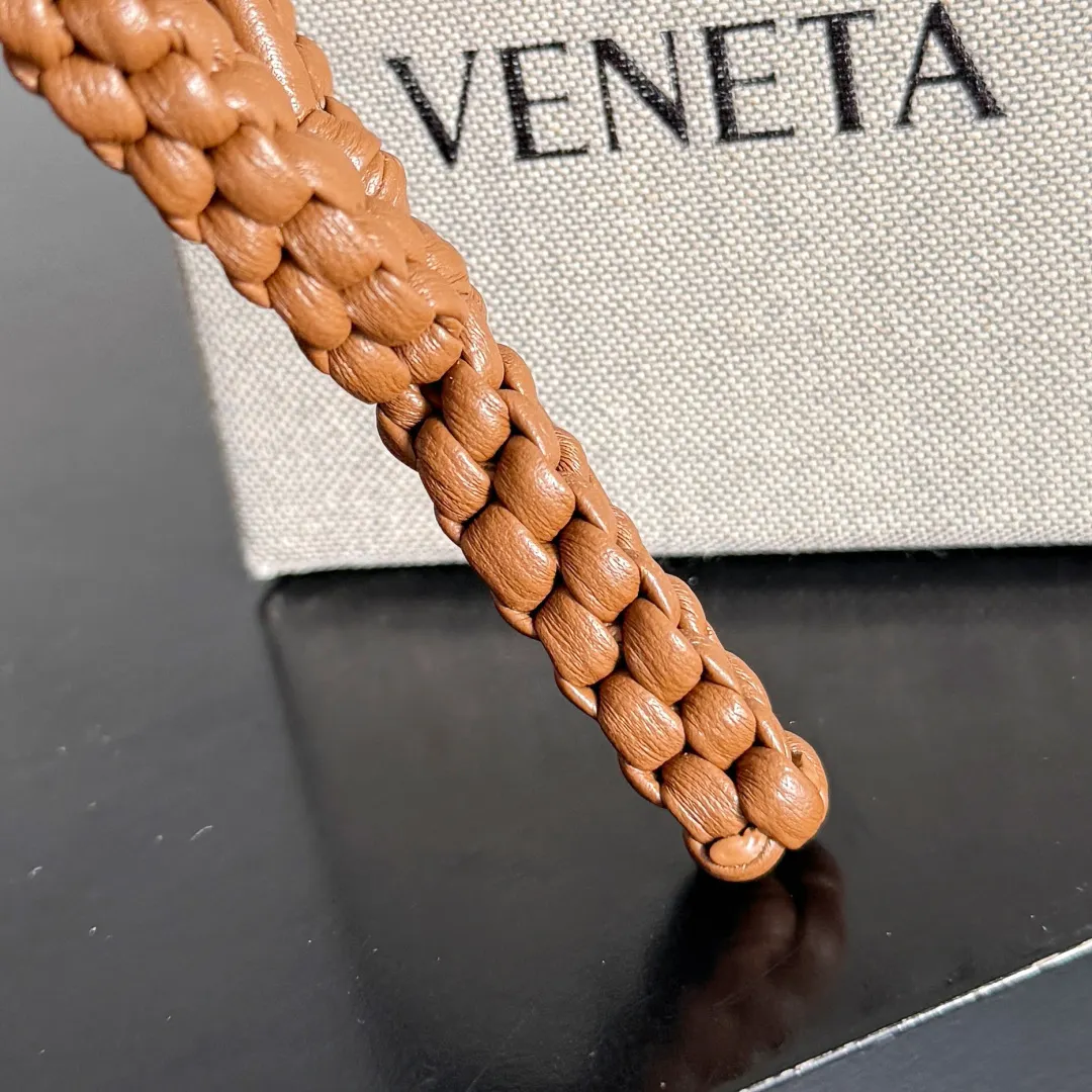 Batch 420 Let’s see what new cute little thing BV has released~ It’s this letter pendant, which is different from the puppy pendant. The weaving of this letter is more three-dimensional, and the material is very solid, and it is not easy to deform even if it is folded. Style number: Y